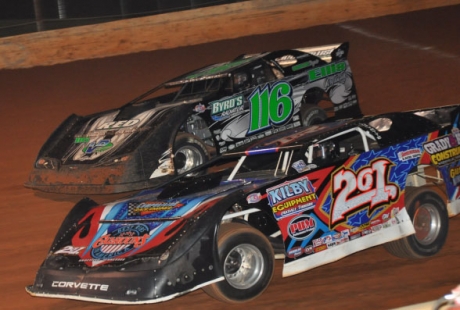 Billy Ogle Jr. (201) battles Randy Weaver (116). (mikessportsimages.com)