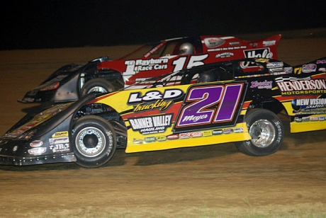 Billy Moyer (21) takes second from Greg Johnson (15). (DirtonDirt.com)