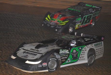 Scott Bloomquist (0) battles Eric Wells (18) for second. (mrmracing.net)