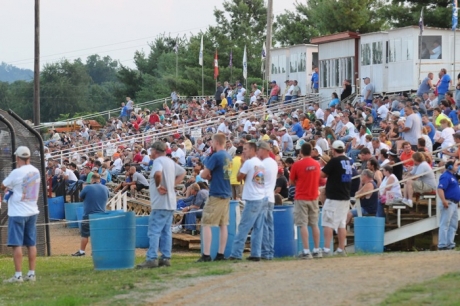 The Bluegrass crowd checks out the racing action. (dt52photos.com)