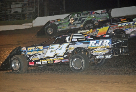 Ryan Unzicker (24) battles three-wide. (DirtonDirt.com)