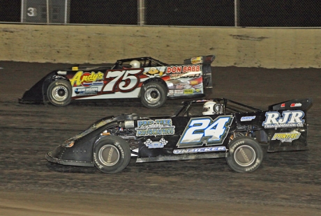 Terry Phillips (75) holds off Ryan Unzicker (24). (stlracingphotos.com)