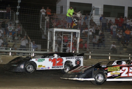 Kevin Weaver (B12) holds off Steve Lance Jr. (25) (stlracingphotos.com)