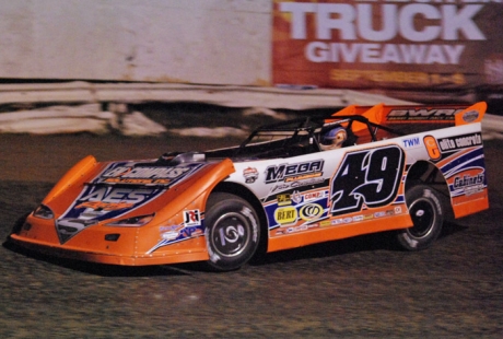 Jonathan Davenport heads for a heat race victory. (DirtonDirt.com)