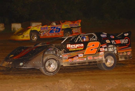 Ricky Elliott (2) battles Shane Clanton (25). (Alex Bruce)