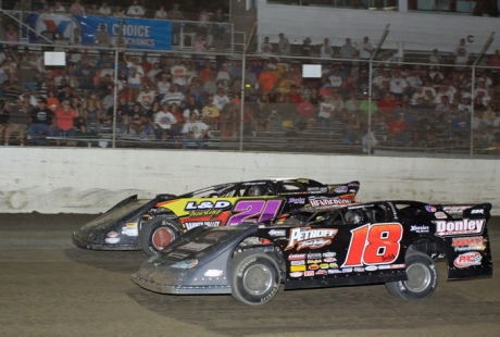 Billy Moyer (21) battles Shannon Babb (18). (stlracingphotos.com)