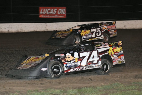 Winner Jeremy Payne (74) races teammate Terry Phillips (75). (fasttrackphotos.net)