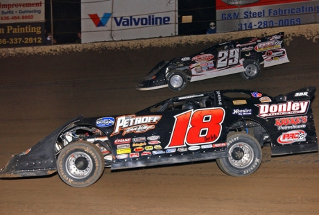 Winner Shannon Babb (18) duels with Darrell Lanigan (29) at I-55 Raceway. (de-photos.com)