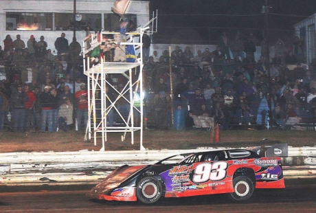 Ray Moore takes the checkers for a $5,000 victory. (ronskinnerphotos.com)