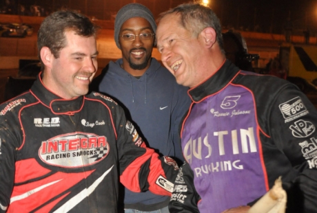 Runner-up Ray Cook (left) congratulates Ronnie Johnson. (mikessportsimages.com)