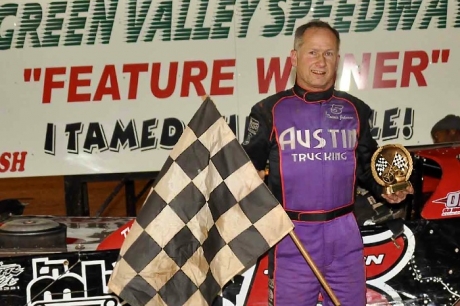 Ronnie Johnson picks up $2,000. (mikessportsimages.com)