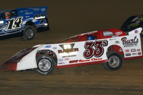 Kevin Cole (33) races to a third-place finish at Paducah on April 1. (kohlsracingphotos.com)