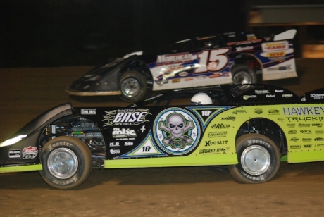 Scott Bloomquist takes the lead from Steve Francis (15). (DirtonDirt.com)