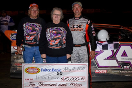 Rick Eckert's parents joined him in victory lane. (eactionphotos.com)