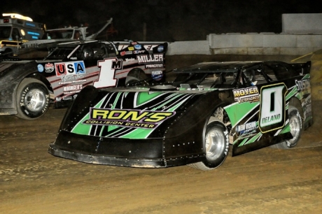 Feature winners Jeremy Miller (1) and Ron Delano Jr. (0) started out front in the first main event. (Frank Wilson)