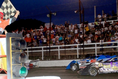 Brandon Sheppard (B5) edges Mark Voigt (30) at the checkers. (stlracingphotos.com)