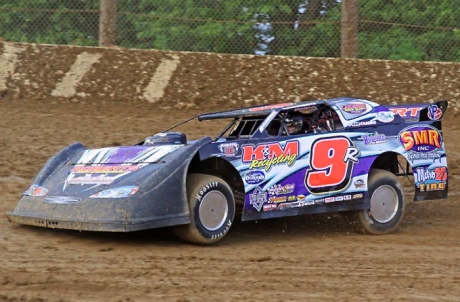 Curtis Roberts tunes up before his $2,000 victory at Moler. (rasmithphoto.com)