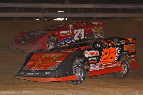 Eddie Carrier Jr. (28) battles with Delmas Conley (71) at Southern Ohio Speedway. (rasmithphoto.com)