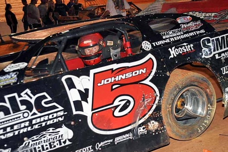 Ronnie Johnson awaits a tire change after an opening lap pileup at North Georgia. (mikessportsimages.com)