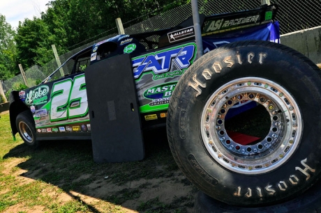 Chad Simpson's car is unloaded Friday at Cedar Lake. (thesportswire.net)