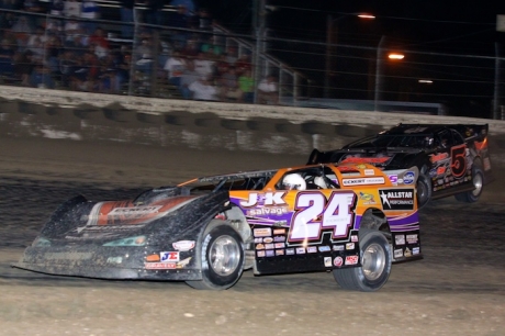 Rick Eckert (25) battles Mike Marlar (5B) late in the feature. (Photos by Crawford)