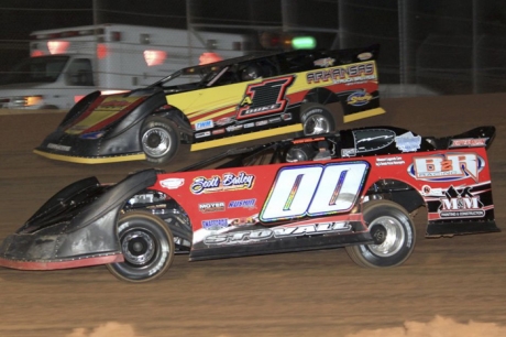 Jesse Stovall (00) heads to victory in ArkLaTex Speedway's Pelican 100. (scottscustomart.com)