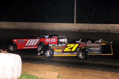 Billy Moyer (21) stalks Jesse Stovall (00) at Muskogee. (TWC Photo)