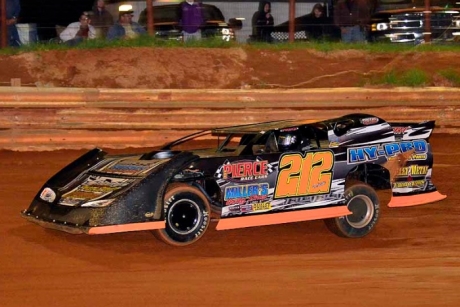 Josh Putnam heads for victory at Sugar Creek Raceway. (photobyconnie.com)