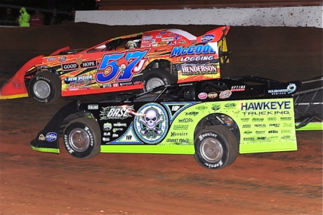 Runner-up Scott Bloomquist (0) looks under winner Bub McCool at Tazewell. (dt52photos.com)