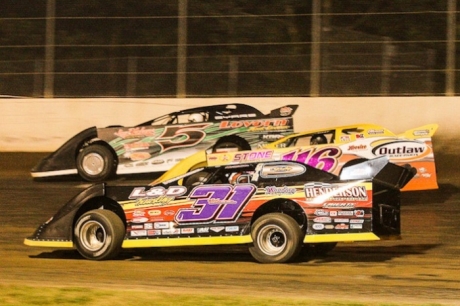 Klint Byars (5), Randy Weaver (116) and Scott Creel (31) battle up front at Magnolia. (foto-1.net)