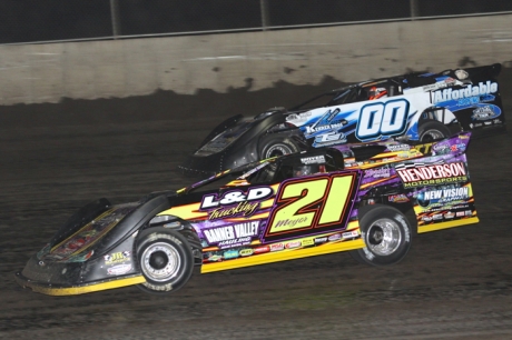 Billy Moyer (21) battles Randy Korte at Tri-City. (stlracingphotos.com)