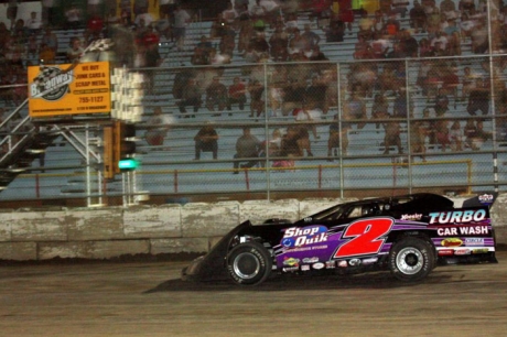 Chase Junghans takes the checkers at 81 Speedway. (in thedirtphoto.com)