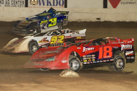 Winner Scott Weber (92k) looks for second at Tri-State. (stlracingphotos.com)