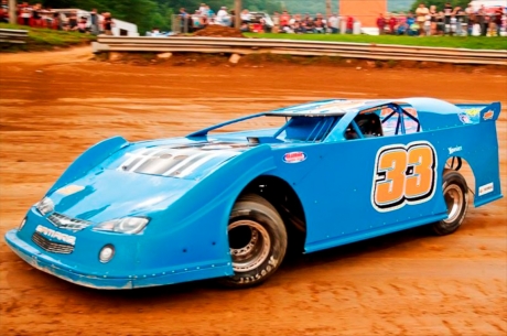 Chris Meadows tunes up before his July 21 victory at Thunder Mountain. (peepingdragonphotography.com)