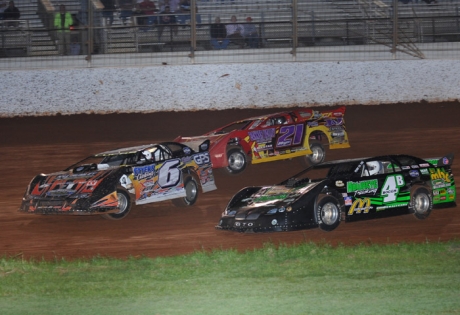 Billy Moyer (21) pounced on the first lap. (butlerracingphotos.com)