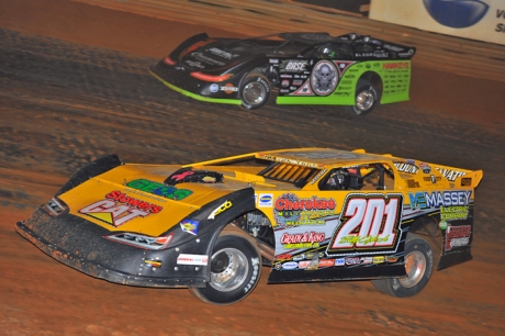 Billy Ogle Jr. (201) takes the lead from Scott Bloomquist (0) at Volunteer Speedway. (mrmracing.net)