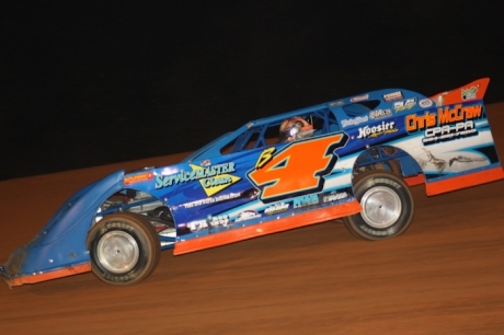 Johnny Pursley heads for victory at Gordon Park Speedway. (Gene Murphy)