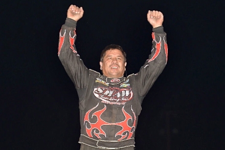 Don Shaw celebrates his Wild West Shootout victory. (photofinishphotos.com)