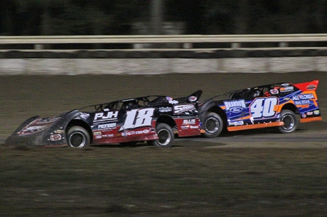 Ronny Lee Hollingsworth (18) holds off Kyle Bronson (40B) at Ocala. (photosbytrace.com)