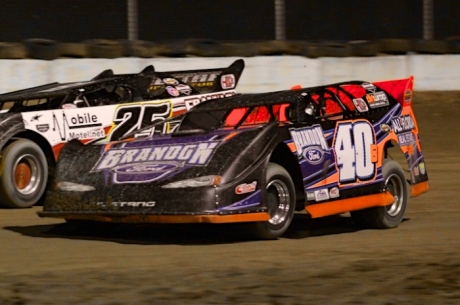 Kyle Bronson (40B) heads for victory at Bubba Raceway Park. (photosbytrace.com)