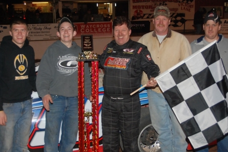 Donnie Moran and his team enjoy victory lane at Waycross. (DirtonDirt.com)