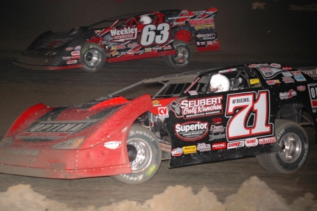 Don O'Neal (71) moves by Doug Drown on his way to victory. (DirtonDirt.com)