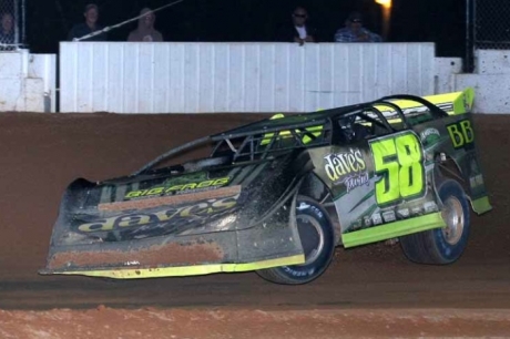 Mark Whitener heads for victory at Putnam County Speedway. (ricksdarkroom.com)