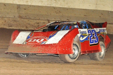 Brad Williams heads to a 25-lap victory at Tucson. (photosbyshana.net)