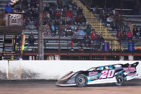 Kevin Sitton takes the checkers at Battleground. (ronskinnerphotos.com)