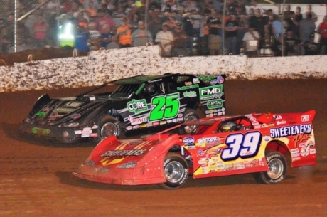 Tim McCreadie (39) battles leader Shane Clanton (25) early at Duck River. (photobyconnie.com)