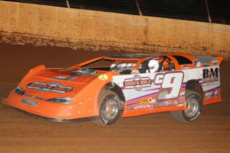 Steve Casebolt heads to victory at Cleveland Speedway. (Ronnie Barnett)