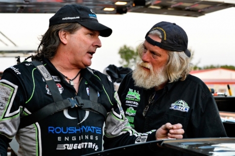 Scott Bloomquist (left) and Tommy Hicks (right) confer in the Wheatland pits. (thesportswire.net)