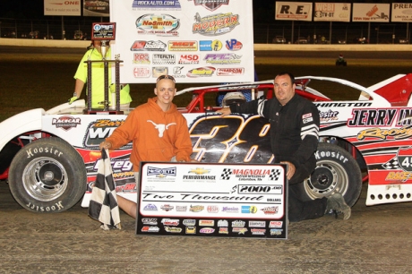 Chase Washington (left) joins driver Scott Dedwylder in victory lane. (foto-1.net)