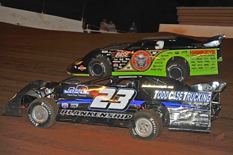 John Blankenship (23) battles Scott Bloomquist on his way to victory. (mrmracing.net)